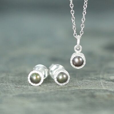 Textured White Silver Pearl Necklace - Stud Earrings
