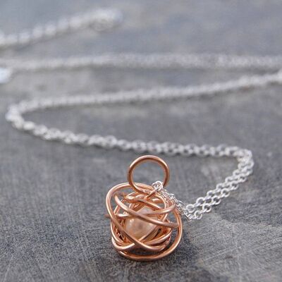 Caged Pearl Rose Gold Ohrstecker in Weiß - Tropfenohrringe