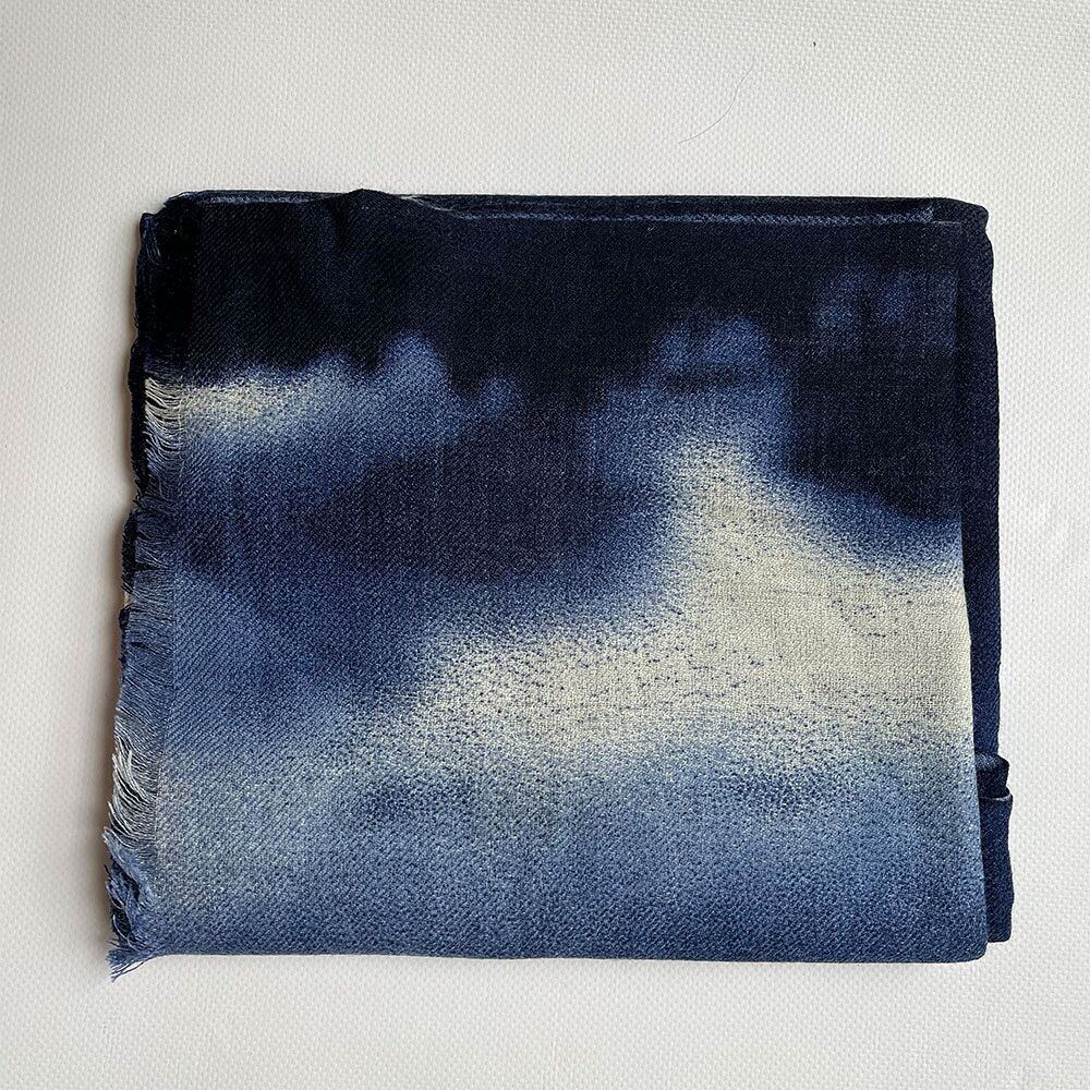 Stola in lana pregiata con stampa nuvola blu bicolore