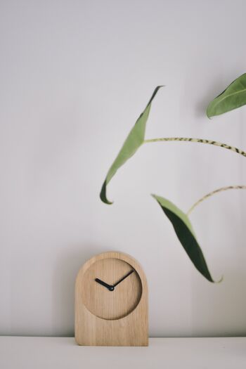Dom - horloge de table en chêne avec mouvement à quartz - chêne huilé - blanc 5