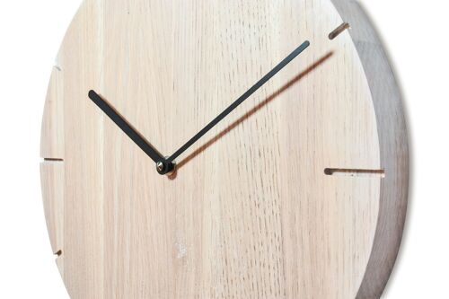 Solide - Wanduhr aus massivem Holz mit Funk-Uhrwerk - Eiche gekalkt