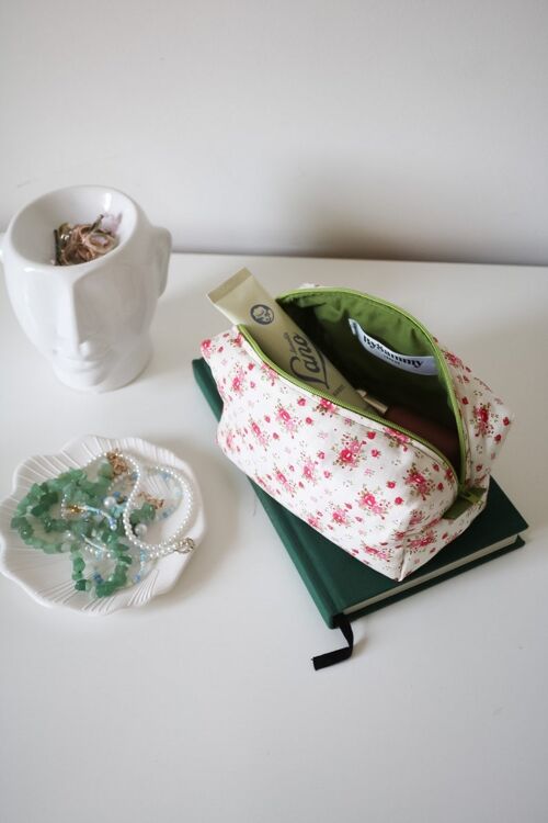 Floral Make Up Bag | Cosmetic Bag | lined with green cotton | Travel Pouch | Zip-up pouch | Handmade | Summer pouches | Accessories bag