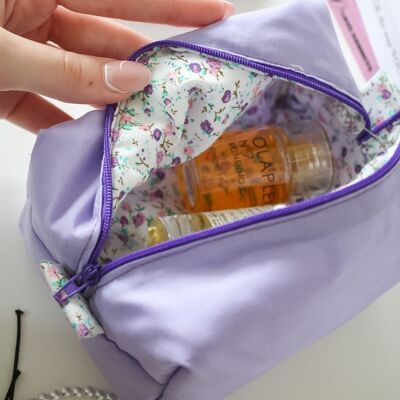 Lila Schminktasche | Kosmetiktasche | mit geblümter Baumwolle gefüttert | Reisetasche | Tasche mit Reißverschluss | Handarbeit | Sommertaschen | Zubehörtasche