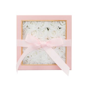 Roses blanches conservées dans une boîte cadeau rose 1