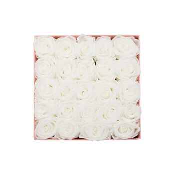 Roses blanches conservées dans une boîte cadeau rose 2