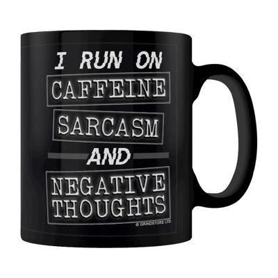 Schwarze Tasse mit Koffein, Sarkasmus und negativen Gedanken