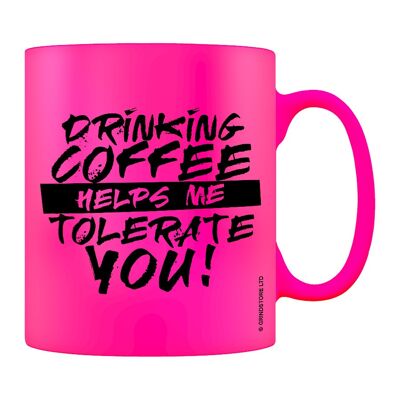 Kaffeetrinken hilft mir, Sie rosa Neonbecher zu tolerieren