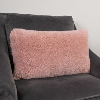 Coussin en peau de mouton à poils courts rose 1