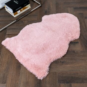 Tapis rose en peau de mouton à poils ras 1