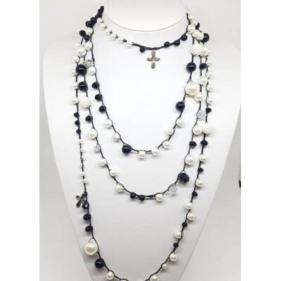 Lange Halskette mit Perlen, Kristallen und Harzen.