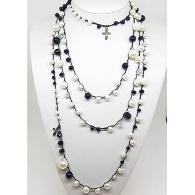 Long necklace with pearls, crystals and resins.