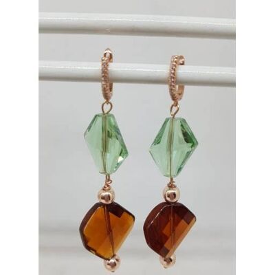 Pendientes brillantes con cristales de varios colores.