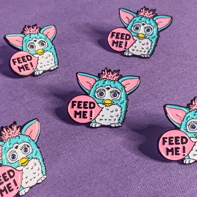 Insignia de pin de esmalte Furbie Feed Me