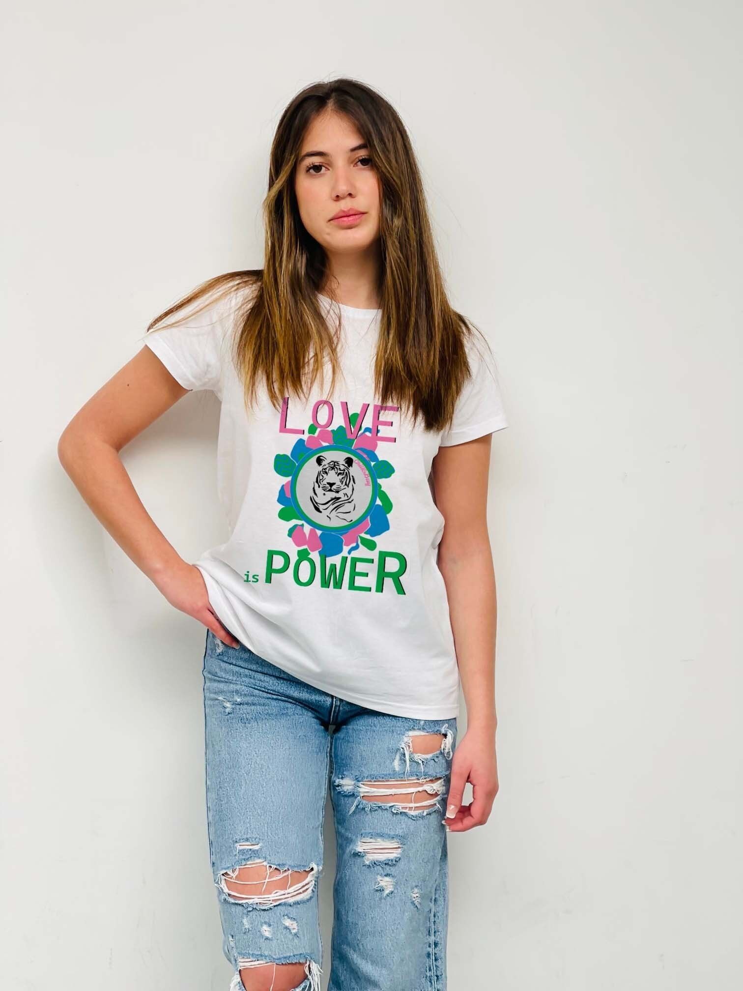 T-shirt di base Love is Power