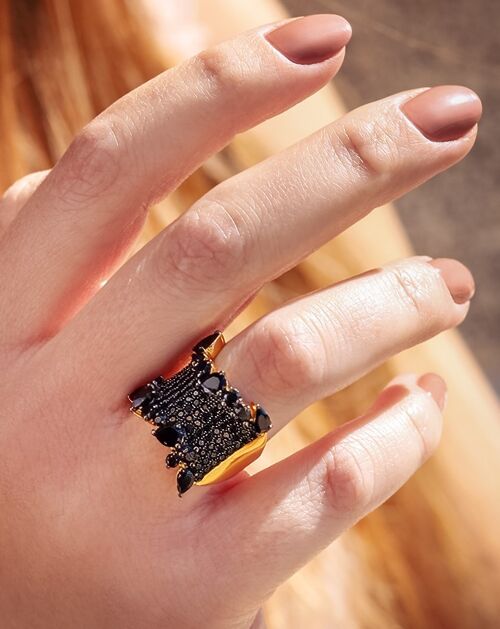 Exclusivo Anillo con Piedra Natural de Espinela Negra en Plata de Ley y Oro Vermeil de 18K, Joyería Fina y Única, Cisne Negro