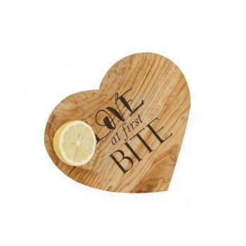 Planche en bois d'olivier en forme de cœur Love at First Bite 21 cm 2