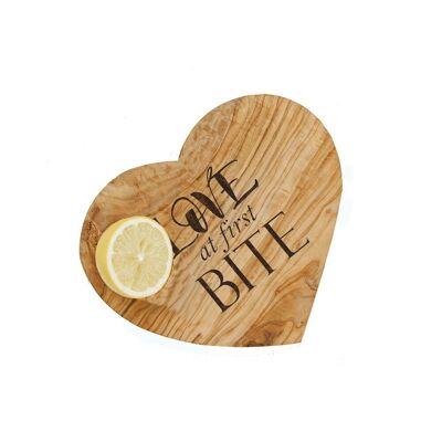 Tabla de madera de olivo con forma de corazón Love at First Bite 21cm