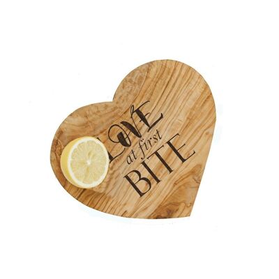 Planche en bois d'olivier en forme de cœur Love at First Bite 21 cm