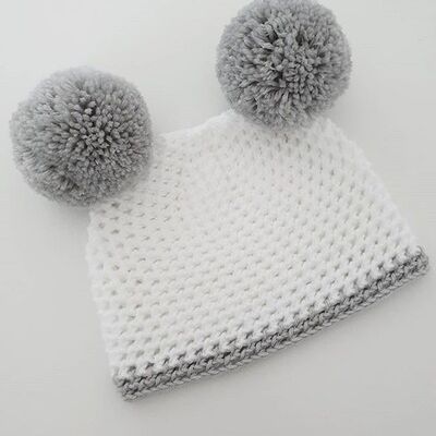 Cappello con pompon doppio grigio e bianco (cappello con doppio pompon grigio e bianco)