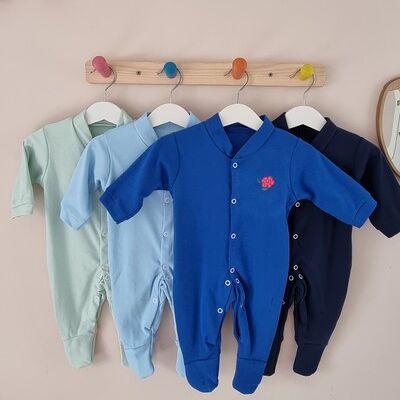 Himbeerfarbener Schlafanzug in Babyblau