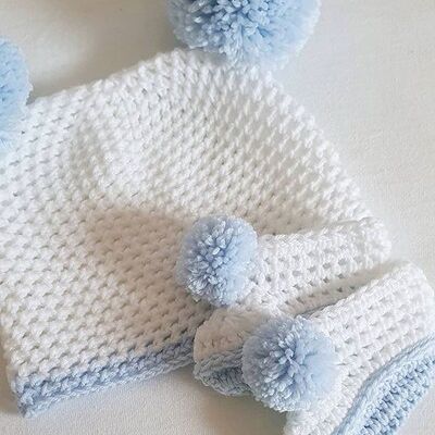 Conjunto de gorro y botín azul bebé y blanco de ganchillo hecho a mano