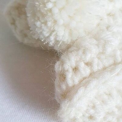 Stivaletti con pompon in crema di mohair