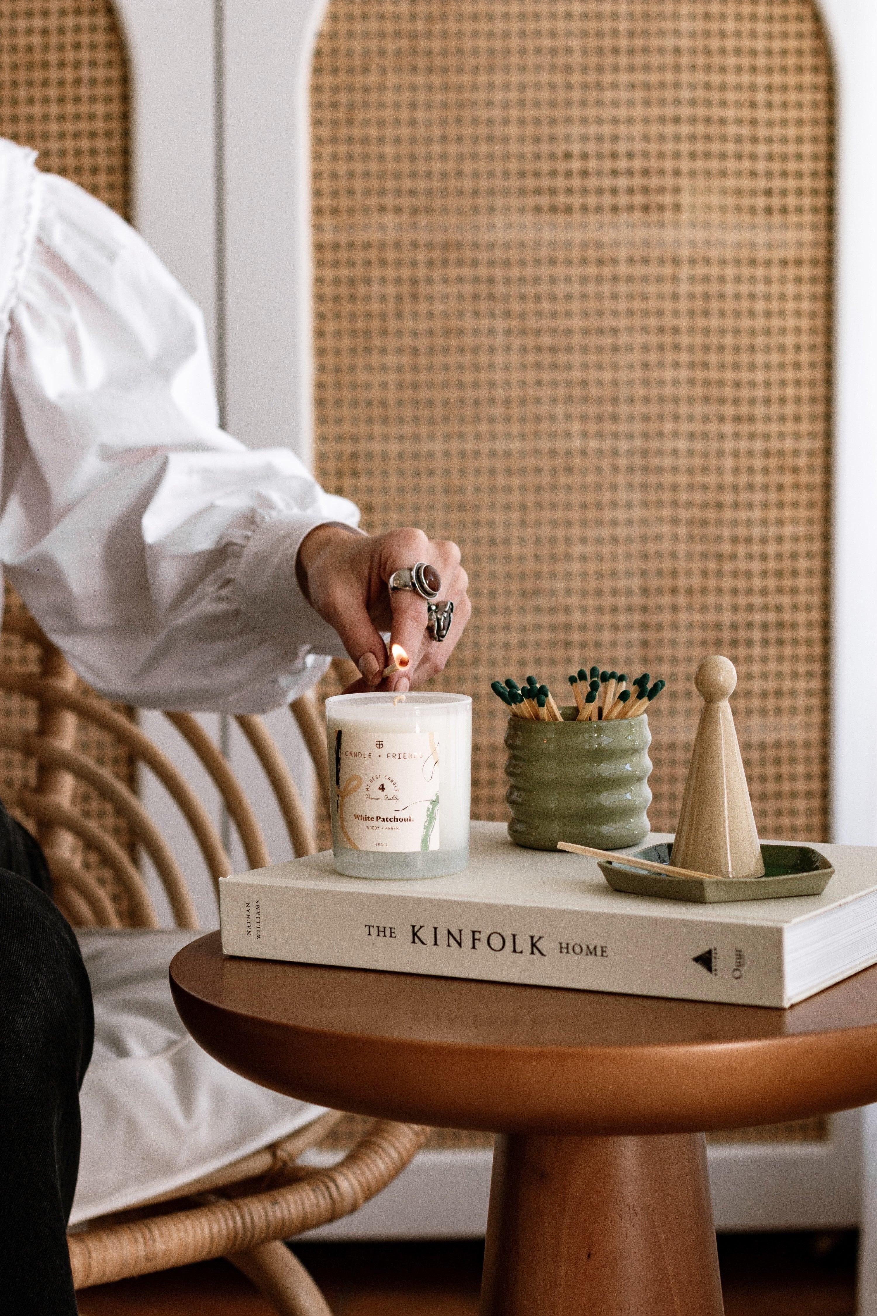 Candle + Friends Candela in vetro bianco patchouli