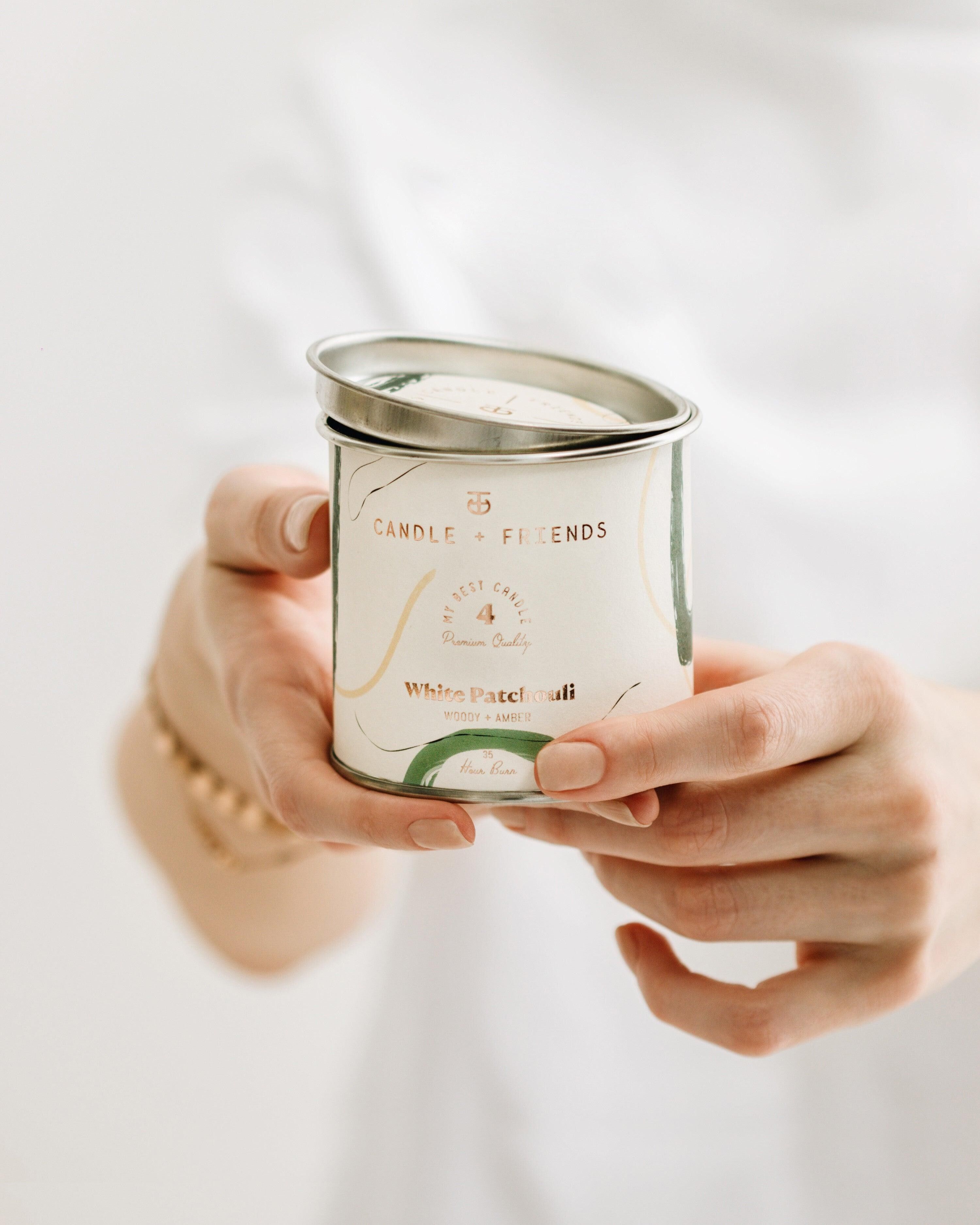 Candle + Friends Candela in latta con patchouli bianco