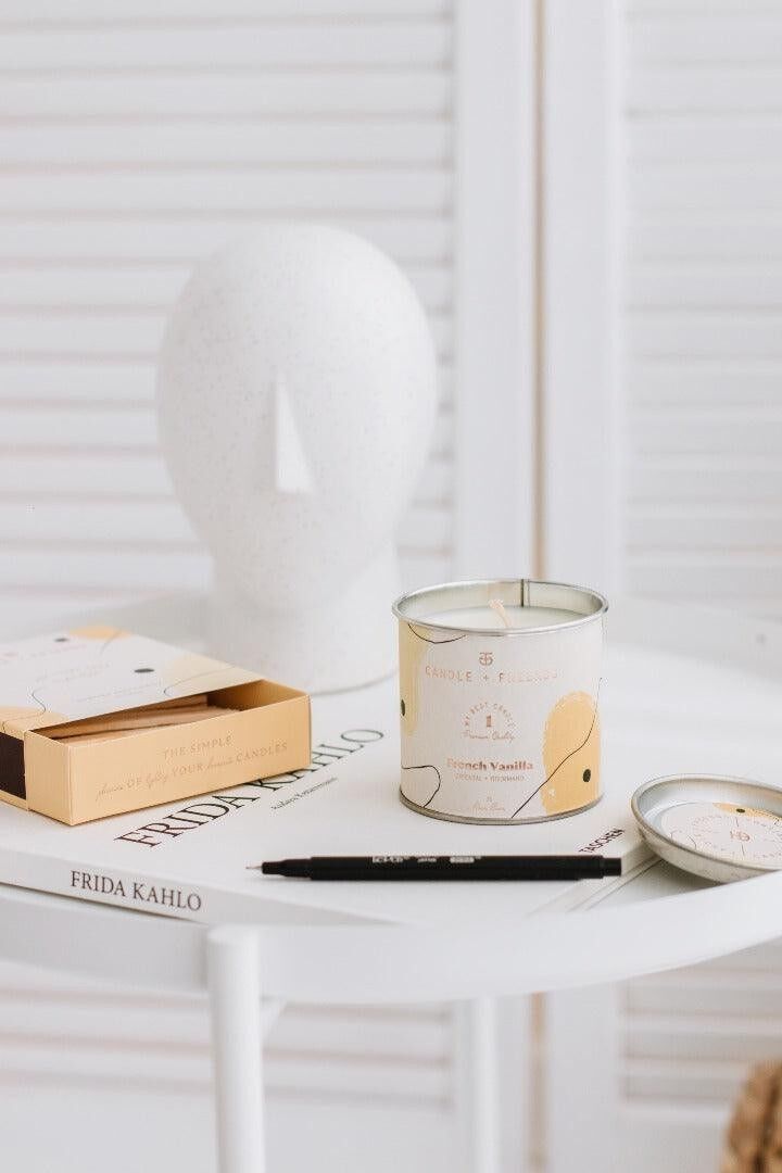 Candle + Friends Candela in latta alla vaniglia francese
