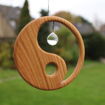 Fensterdeko aus Holz Yin Yang mit Kristall