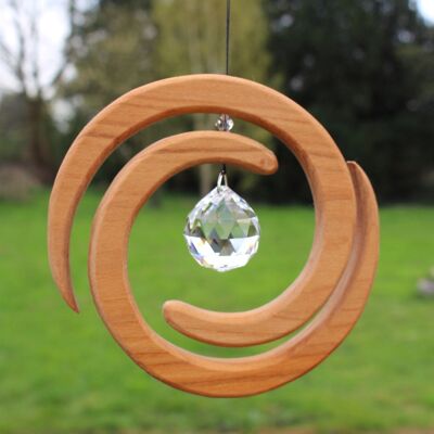 Fensterdeko aus Holz , Helix mit Kristall