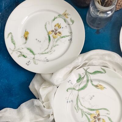 Set of six Ginori dinner plates with hand painted Iris