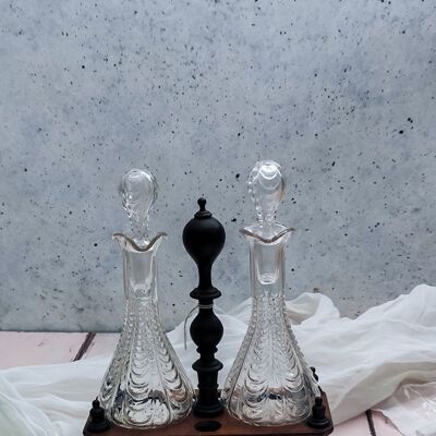 Öl-Essig-Set aus mundgeblasenem Glas auf Holzbasis