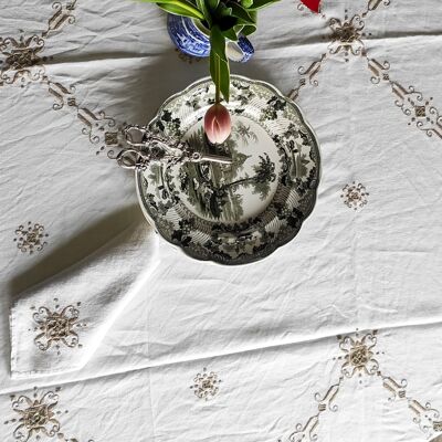 Rectangular linen tablecloth with intaglio embroidery and 11 napkins