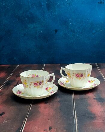 Paire de tasses à thé Royal Albert avec fleurs 1