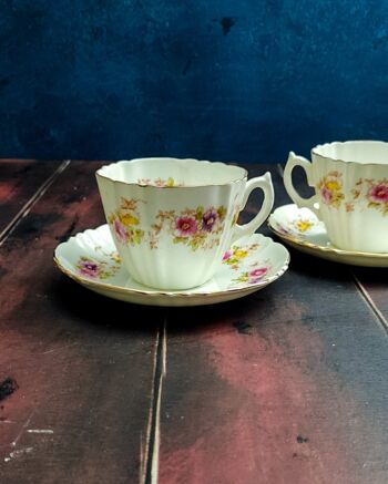 Paire de tasses à thé Royal Albert avec fleurs 3
