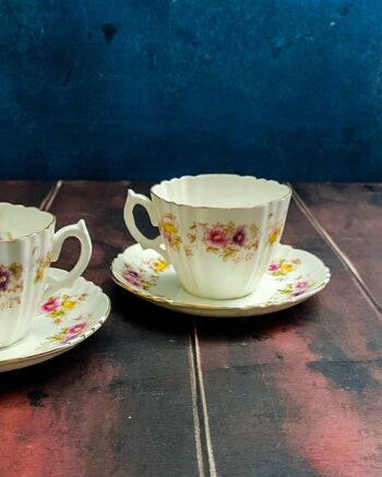 Paire de tasses à thé Royal Albert avec fleurs 4