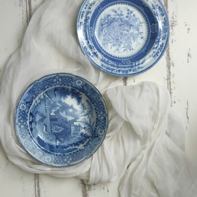 Par de platos hondos blancos y azules de mediados del siglo XIX.