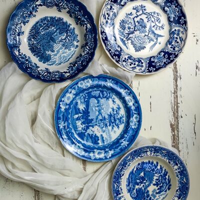 Couple plates set of assorted table places in English porcelain, white and blue