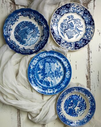Couple assiettes set de couverts assortis en porcelaine anglaise, blanc et bleu 1