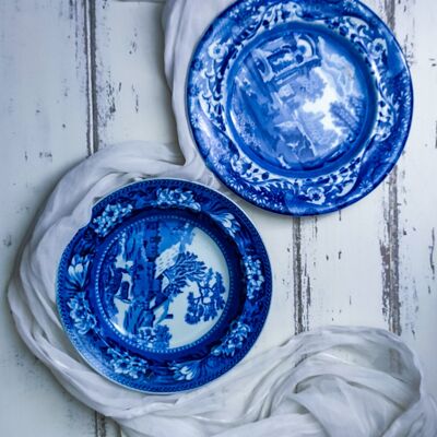 Coloque platos ingleses en la mesa, mezcle y combine blanco y azul.