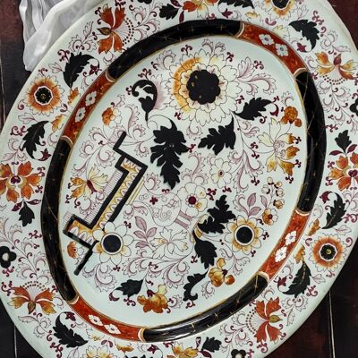 Grand plateau en porcelaine anglaise à décor de type imari