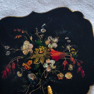 Cubierta Napoleón III pintada a mano con incrustaciones de nácar