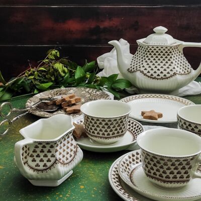 Six person tea set with brown clover