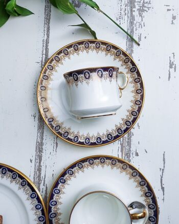 Paire de tasses caulton en porcelaine à décor bleu et or 3