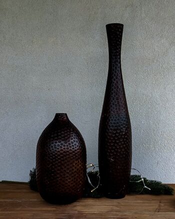 Paire de vases en bois gravé 1