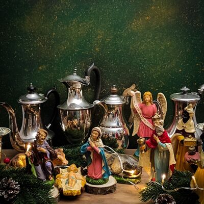 Complete vintage nativity scene in hand-painted papier-mâché