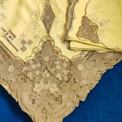 Ivory linen tablecloth with handmade Burano lace with 12 napkins