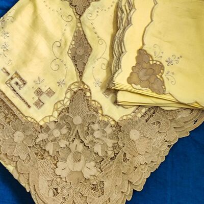 Mantel de lino marfil con encaje de Burano hecho a mano con 12 servilletas