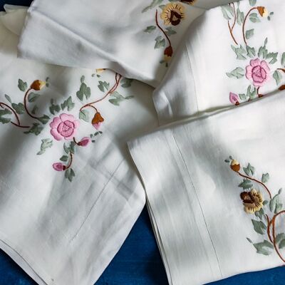 Double linen sheets with hand-embroidered roses